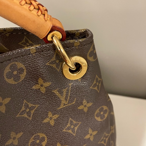 Authentic Louis Vuitton Monogram Artsy MM - Picture 5 of 16
